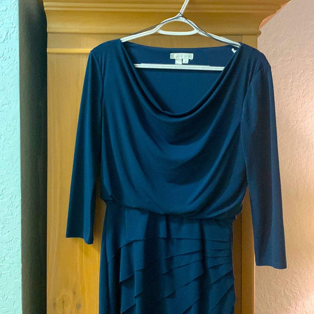 Teal colored 3/4 sleeve Dress with great skirt detail - Size 4